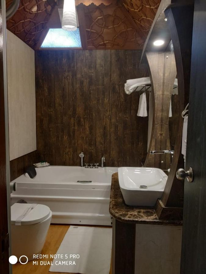فندق Durgjanفي  The Mughal Sheraton Houseboat المظهر الخارجي الصورة